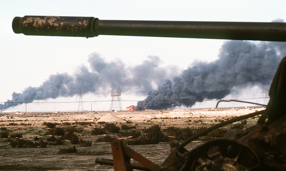 A Kuwaiti oil field set afire by retreating Iraqi troops burns in the distance beyond an abandoned Iraqi T-55A tank following Operation Desert Storm. Credit: JO1 Gawlowicz / Wikimedia Commons.