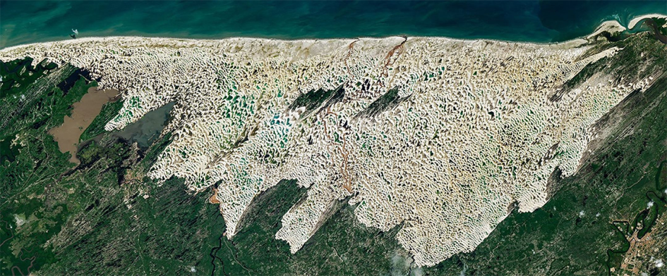 This Paradoxical Desert Landscape Is Filled with Fresh Water